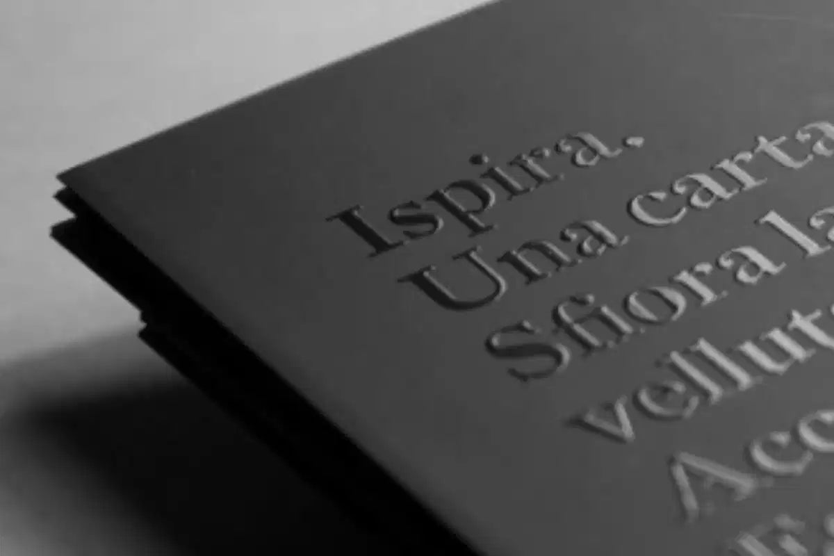 Spot-UV-Druck erklärt: Anwendungen, Vorteile und Funktionsweise